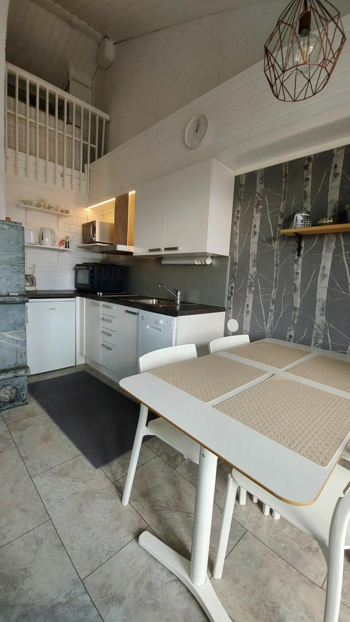 Soepoe Moekki Himoksella Palveluiden Vieressae Villa ยัมซา ภายนอก รูปภาพ